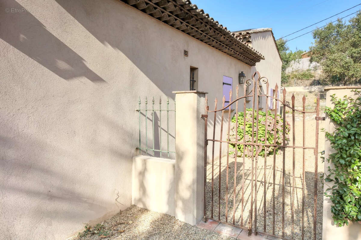 Villa de 200 m2 environ avec grand terrain de 2200 m2 et piscine cogolin - photo 7
