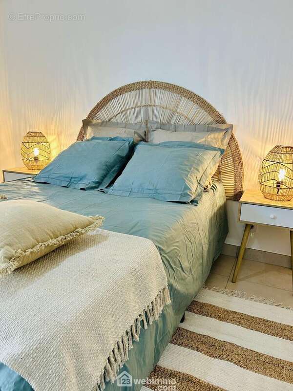 Chambre climatisée avec placard aménagé - Appartement à AGDE