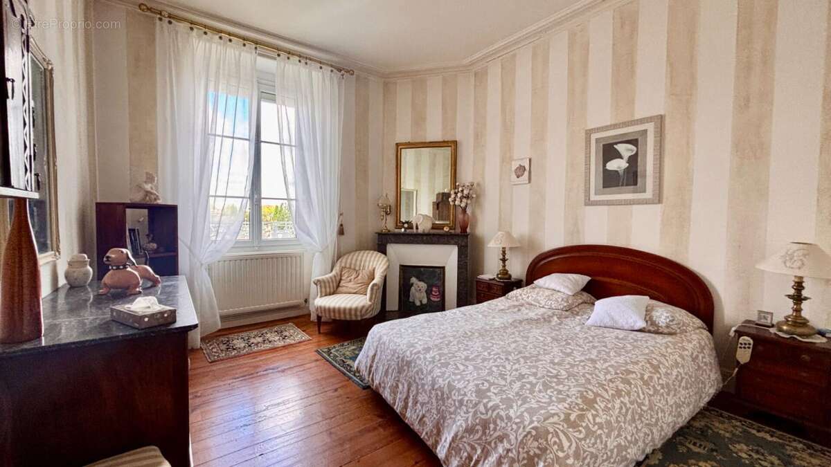 Magnifique Appartement de type Haussmannien 170 m2, cave, garage et parking en plein centre! - photo 10