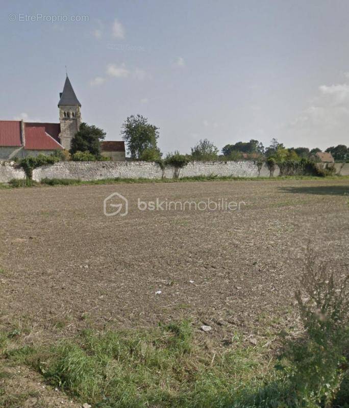 Terrain à MENEVILLERS