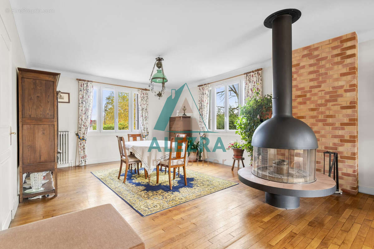 Maison à LE MESNIL-LE-ROI