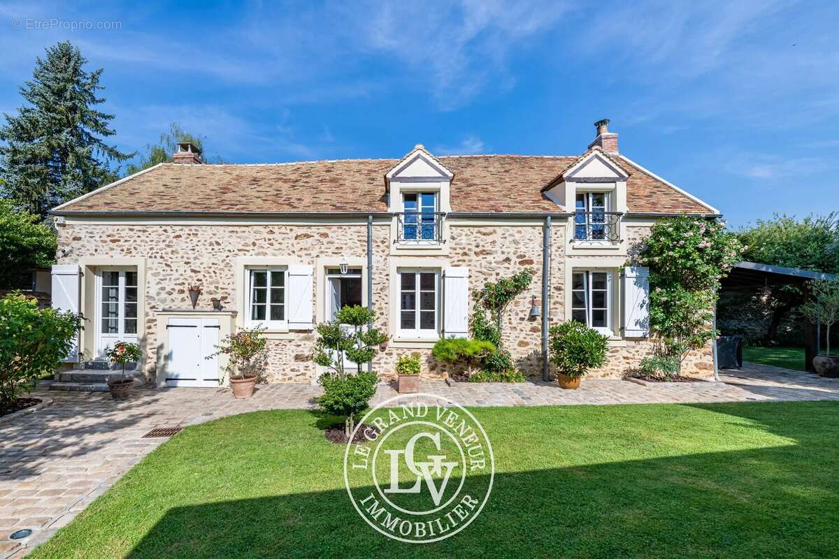 Proche barbizon - propriété traditionnelle et dépendance - 4 chambres - garage double - cave - piscine - jardin paysager - photo 4