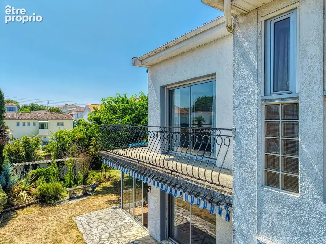 ROYAN - Grande maison familiale avec deux logements indépendants, jardin et garages - photo 13