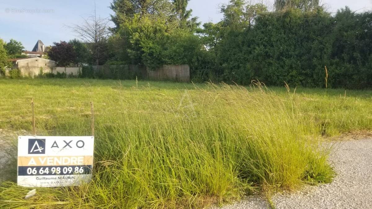 Terrain à BARBEZIEUX-SAINT-HILAIRE