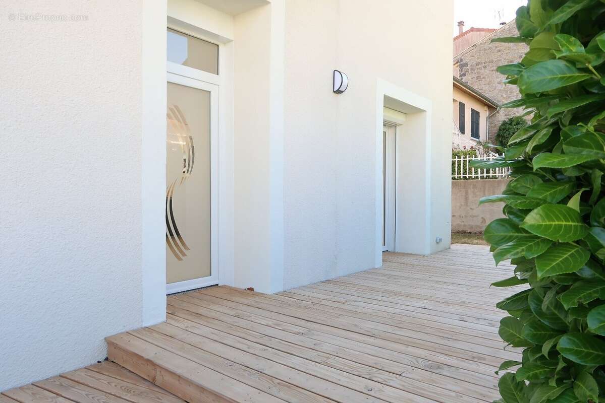 Appartement à SAINT-GENEST-LERPT
