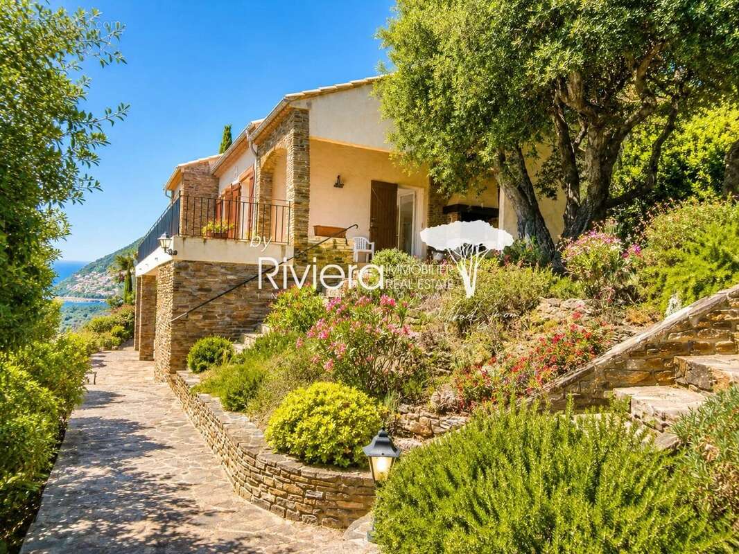 CAVALAIRE - Villa Vue Mer - 6 chambres - Double Garage. - photo 3