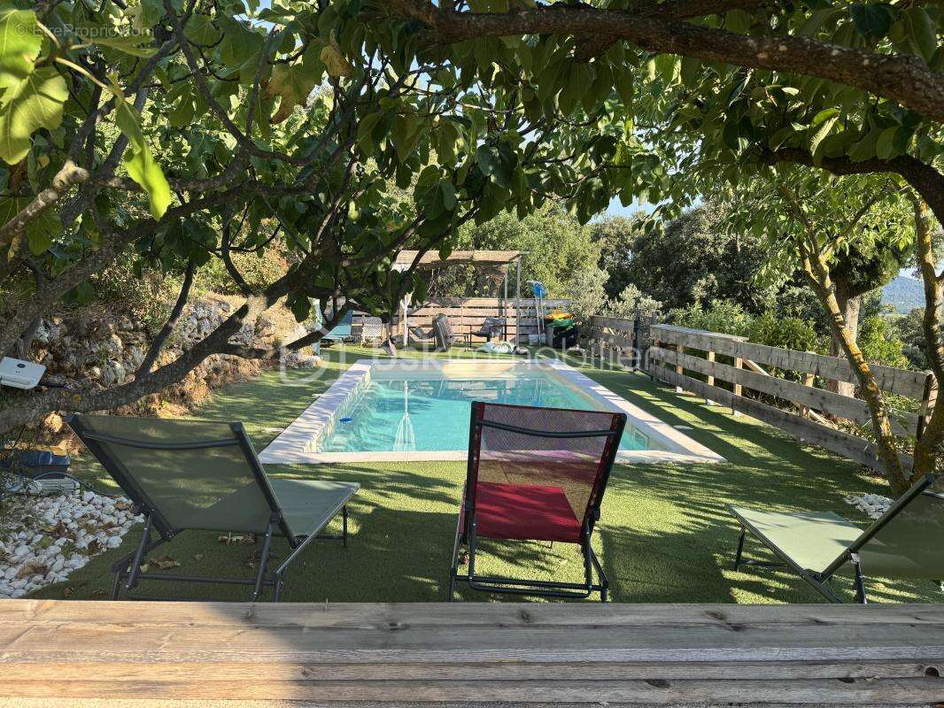 À La Roquebrussanne ( 83136), maison de charme dans un écrin de nature avec panorama exceptionnel, grand terrain et piscine - photo 2