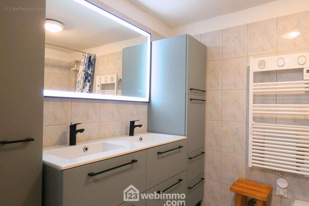 Une première salle de bain avec un miroir anti-buée, aux interrupteurs tactiles.