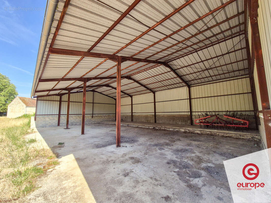 Ancienne ferme avec grange et hangar sur terrain de 4,6ha - photo 9