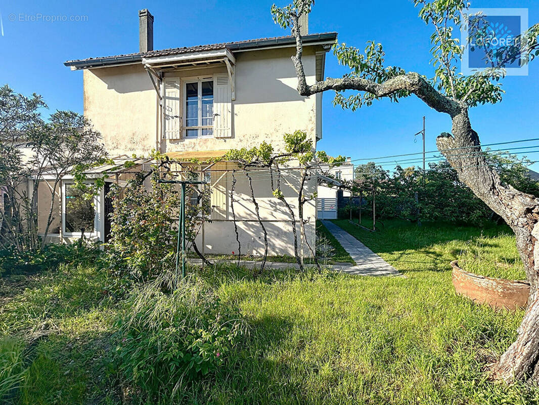 Maison à MONTENDRE