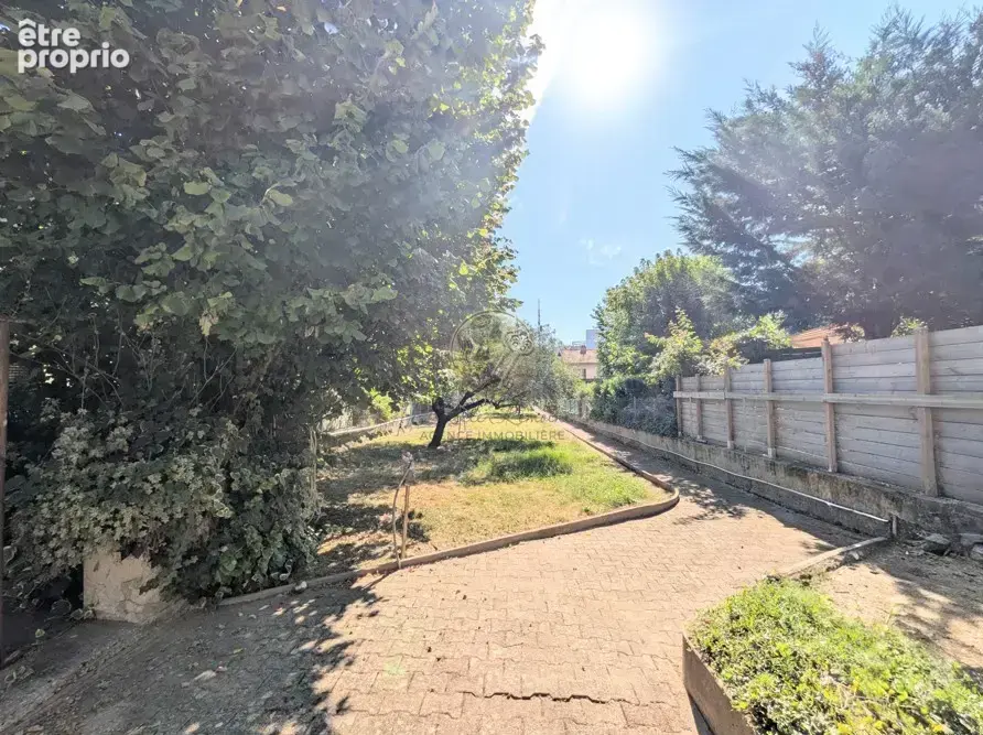 Rare à Saint-Genis-Laval   Maison d'une surface de 200m2 sur 810m2 de terrain - photo 2