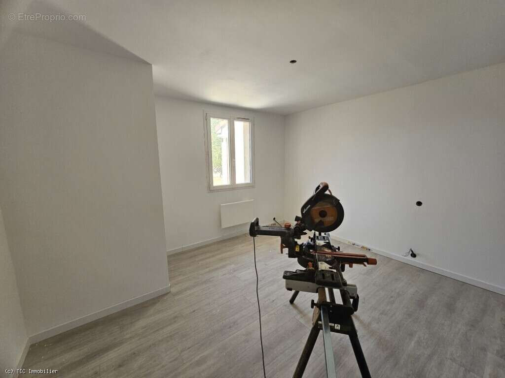 Pavillon de 3 Chambres avec Garage - 8km de Ruffec - photo 16