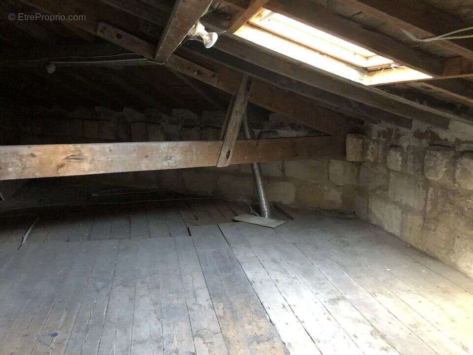 Immeuble deux etages deux chambres,  comble/ a renover / - photo 6