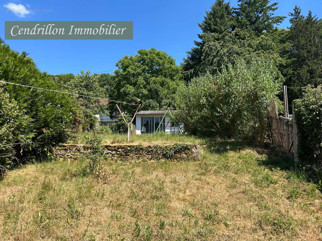 Maison de bourg à rafraîchir, mitoyenne d'un coté, 3 chambres, ~92m2 habitables, sur 438 m2 de jardin - photo 2