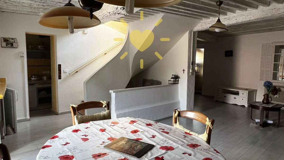 CLAVIERS : Belle maison de village restaurée avec terrasse - photo 2