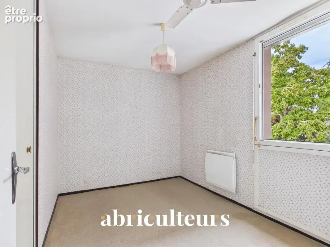 Talence : T4 traversant de 80 m² avec balcon, parking et cellier, à rafraîchir - photo 17