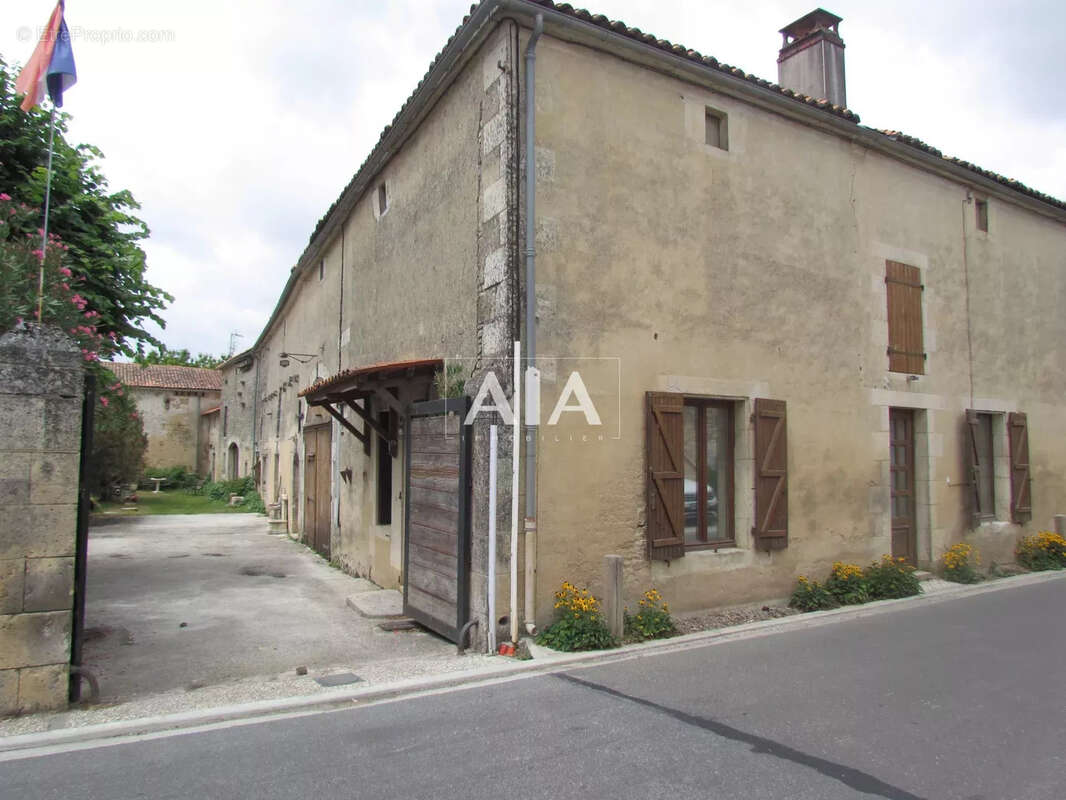 Maison à COURCOME