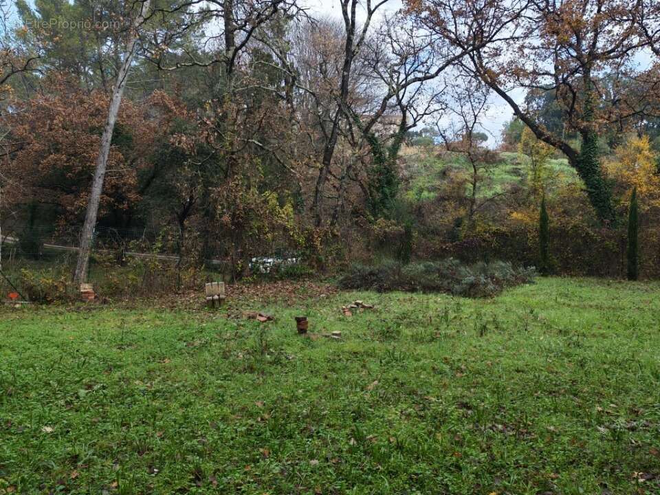 Terrain à LORGUES