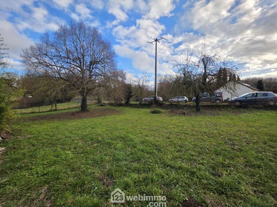 Grâce à sa façade d?environ 38 mètres, ce terrain vous permettra d?imaginer et d?aménager votre projet comme vous le souhaitez. - Terrain à GUYENCOURT