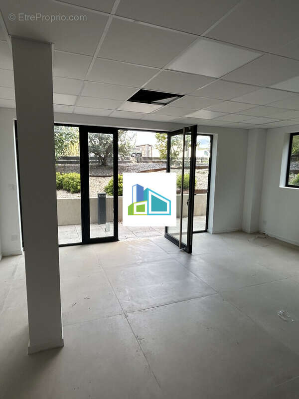 Commerce 68 m² à Saint-Cyr-Sur-Mer  - photo 2