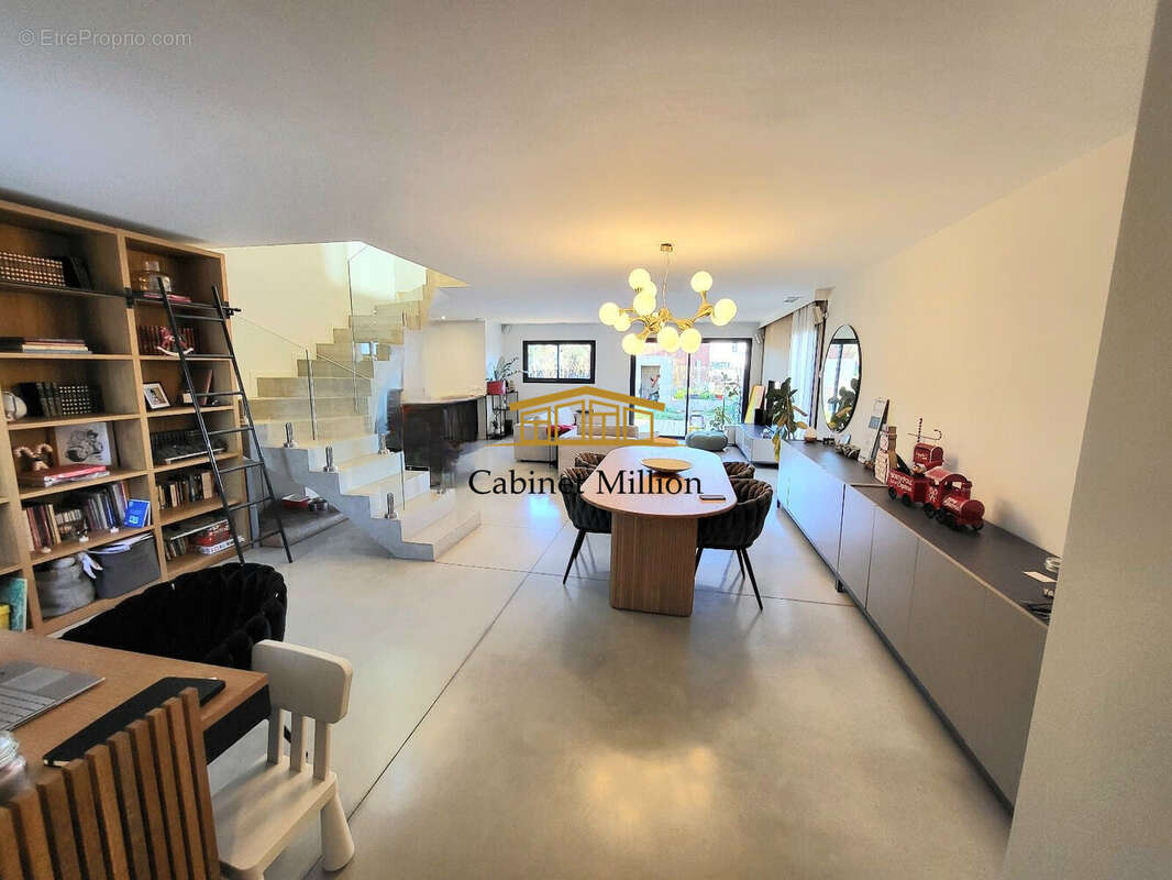 Maison à VIC-LA-GARDIOLE