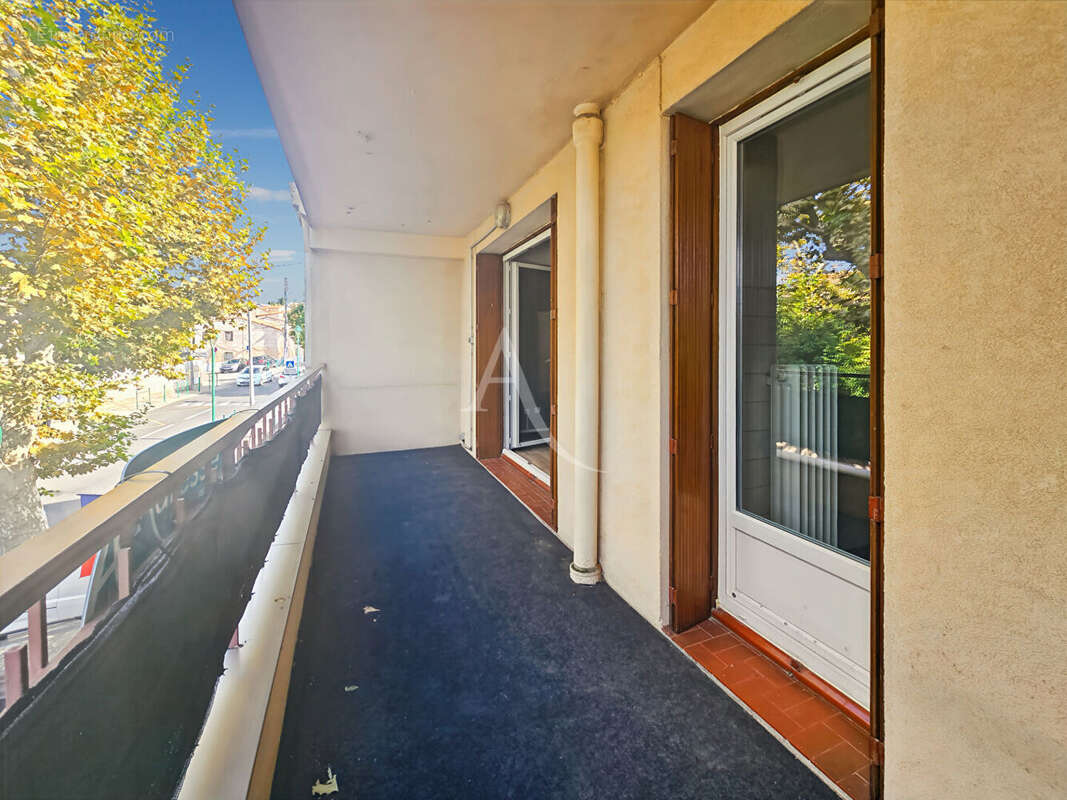 À vendre de 77 m² Allauch La Pounche (13190)  Appartement T4 avec garage, cave et balcons - photo 2