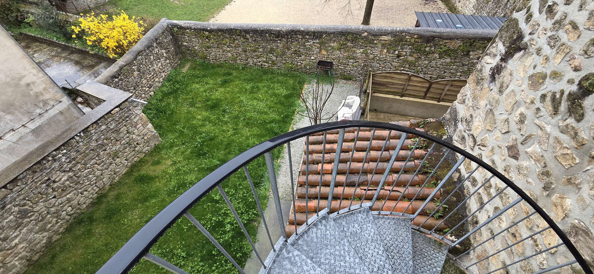 Immeuble de rapport avec cour intérieur et dépendances - photo 3