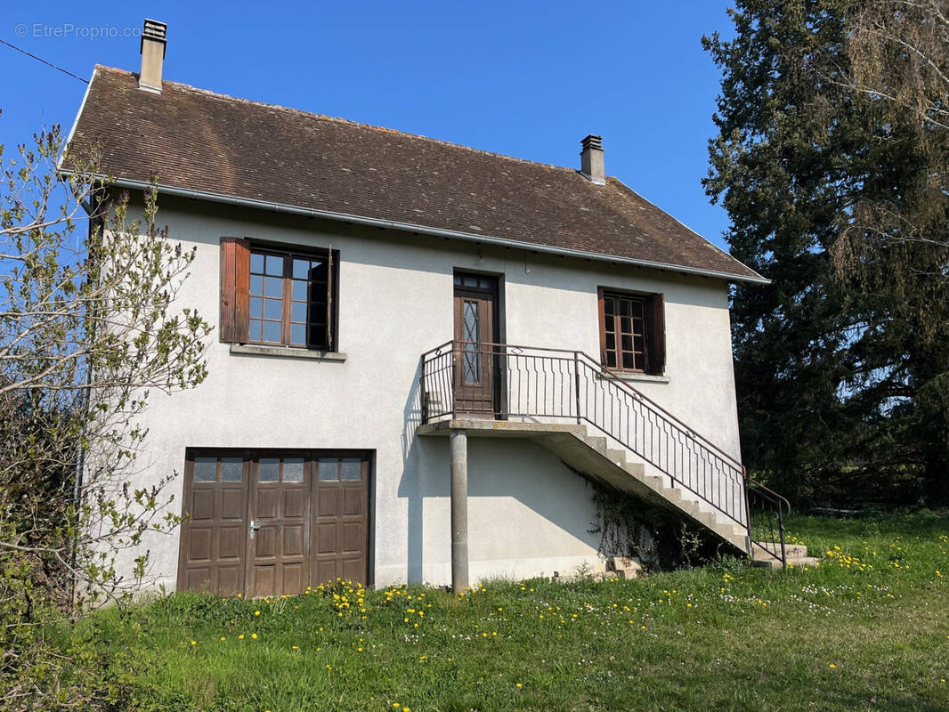 Maison à SAINT-PRIEST-LES-FOUGERES