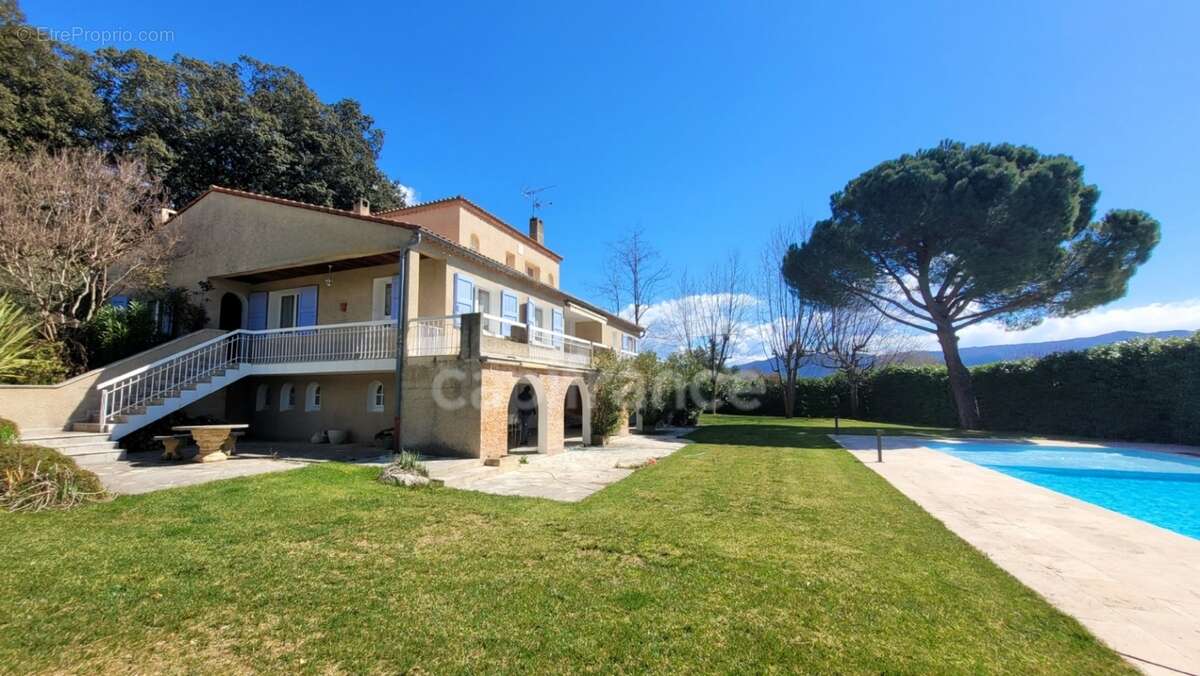 PEYRUIS (04) Villa de 247 m2 avec piscine édifiée sur une parcelle de 2400 m2 - photo 3