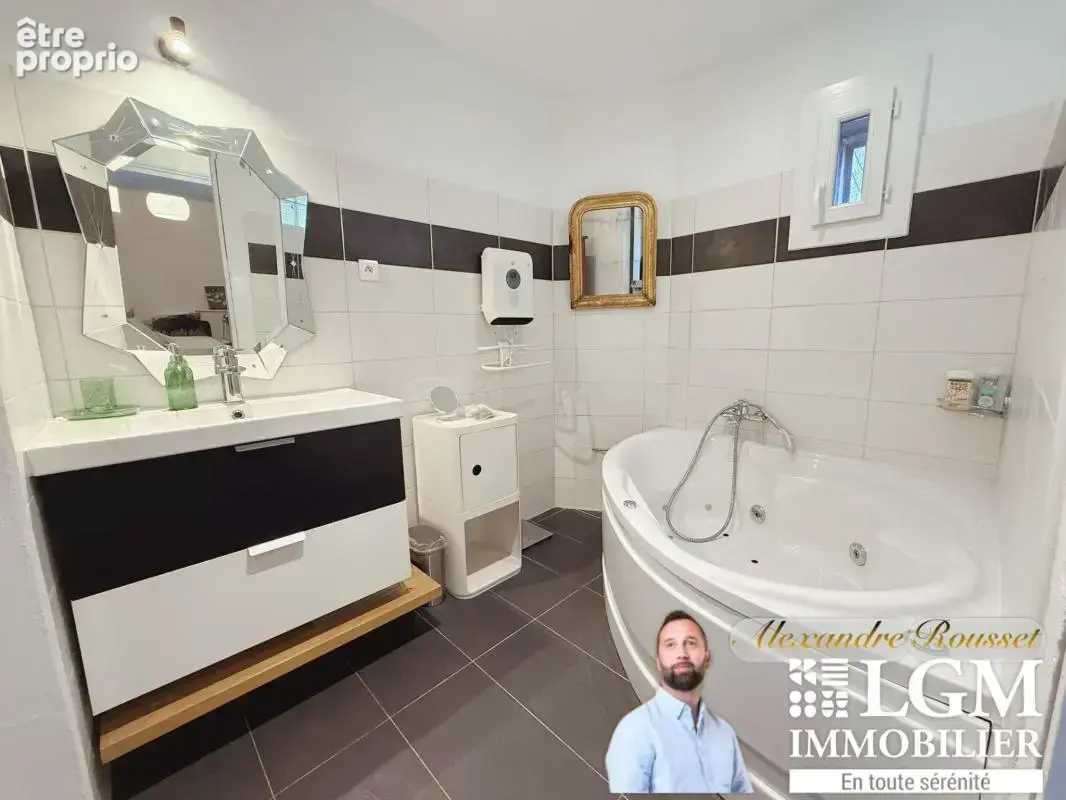  Appartement de caractère de 115 m² avec terrasse – Au cœur du centre historique de Nîmes - photo 10
