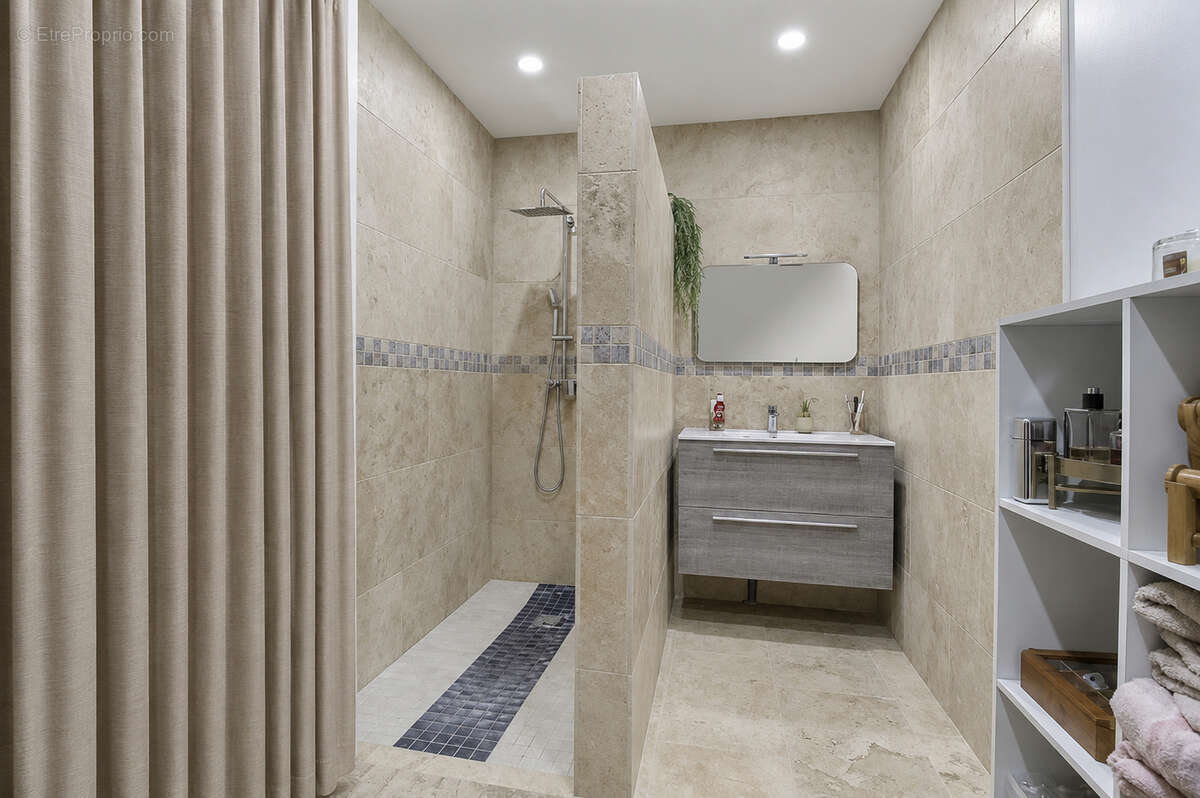 EXCLUSIVITÉ - Maison de 240m² entièrement rénovée avec piscine, véranda et 5 suites - photo 8