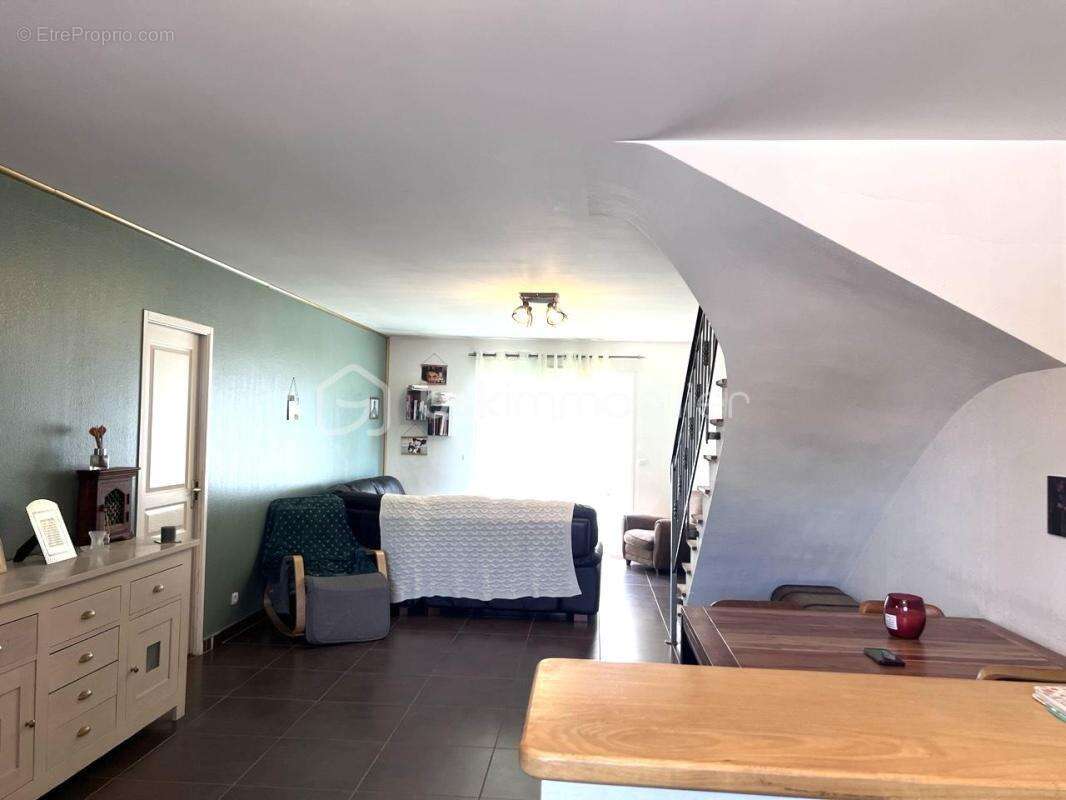 Sur un terrain d'angle de 236 m2, une maison de type 4 en R+1 de 95 m2 - photo 2
