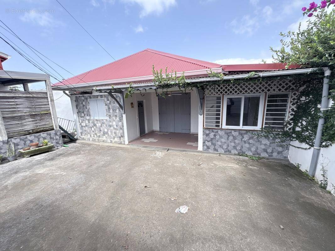 A VENDRE : VILLA F9 à Trois Rivière (97114) - photo 1