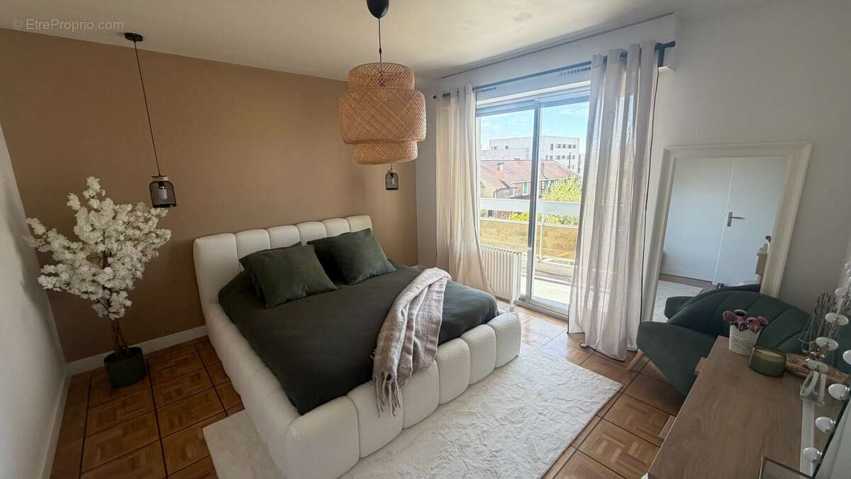 Chambre parentale lumineuse ouvrant directement sur la terrasse - Appartement à ANNEMASSE