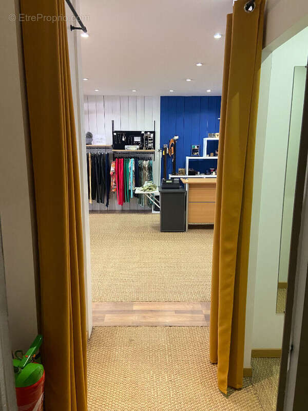 Très belle affaire pour cette boutique de vêtement en centre ville Vendôme.. - photo 10