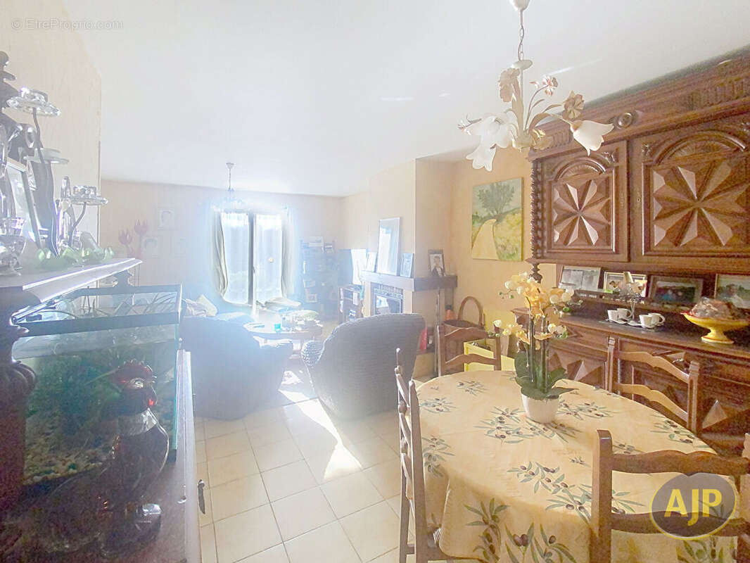 Maison à AMBARES-ET-LAGRAVE