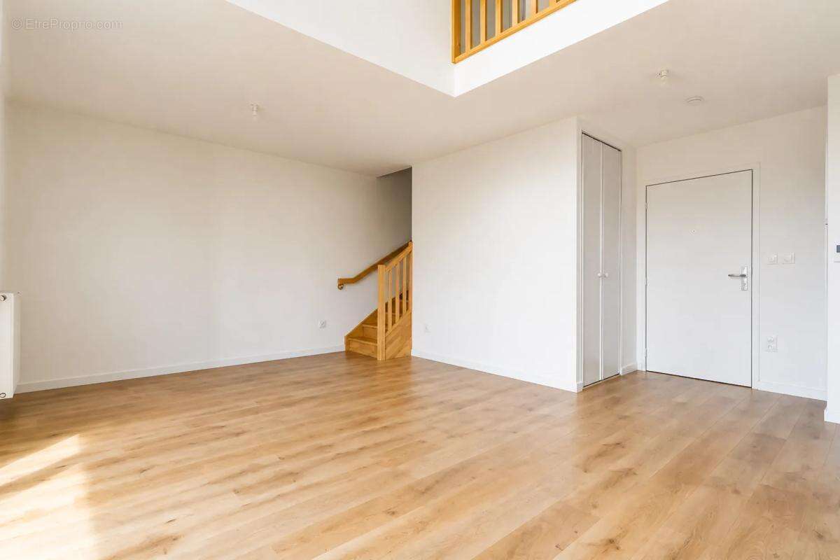 Duplex lumineux avec séjour impressionnant à double hauteur - photo 8