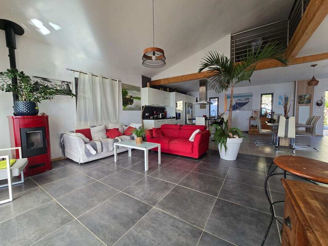 Maison 365 m² à Sainte-Marie  - photo 4