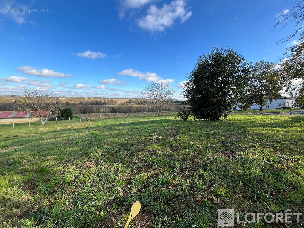 Terrain à SAINT-PIERRE-DE-LAGES