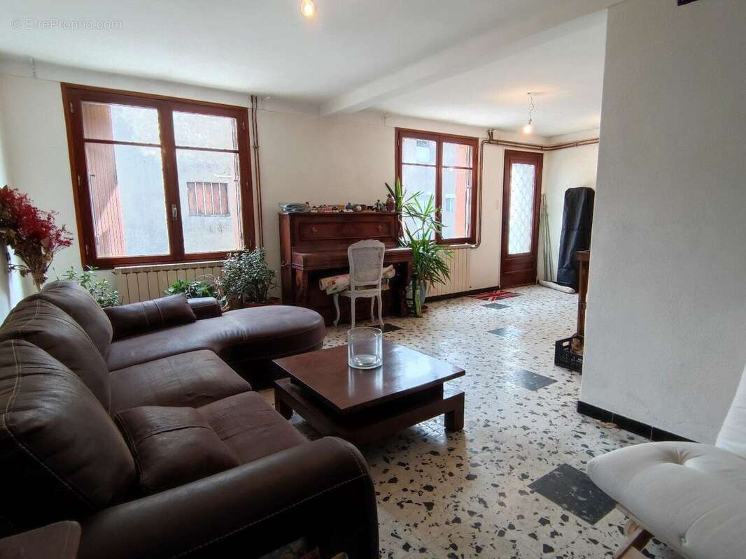Maison 7 pièces avec grange et terrain de 3800m² - photo 2