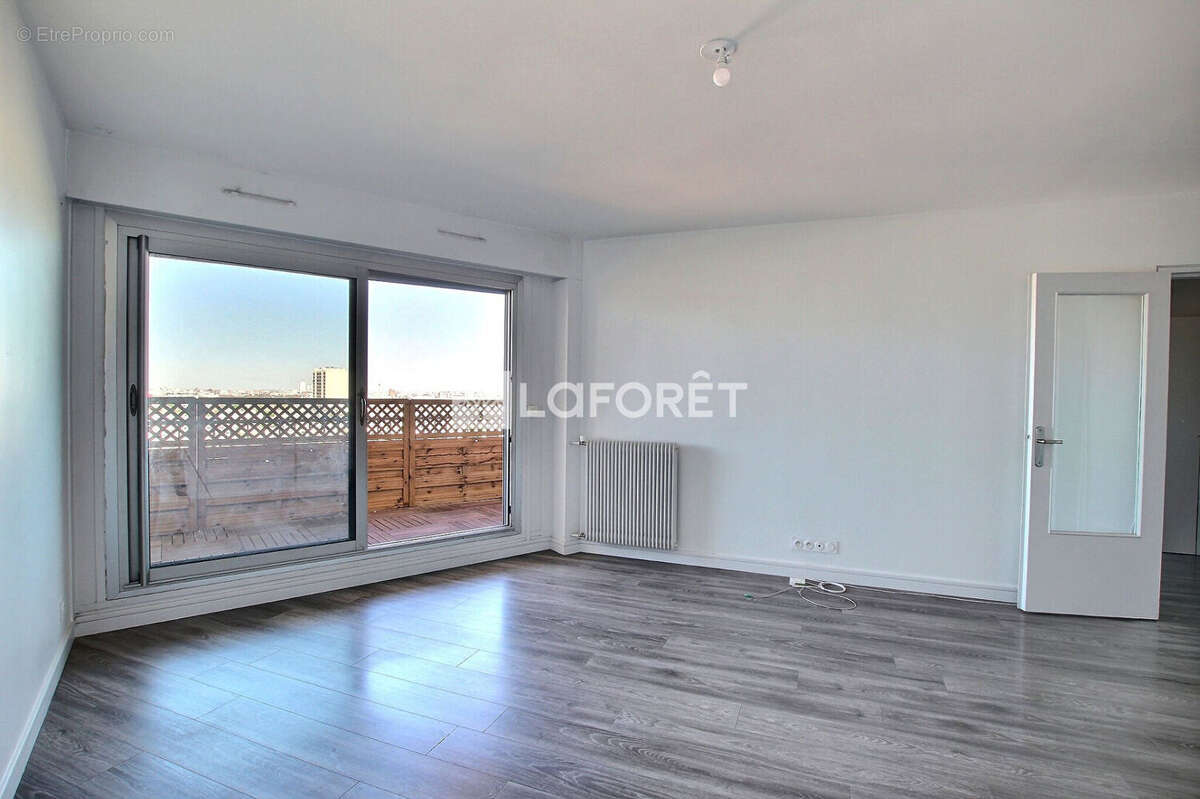 Appartement à COURBEVOIE