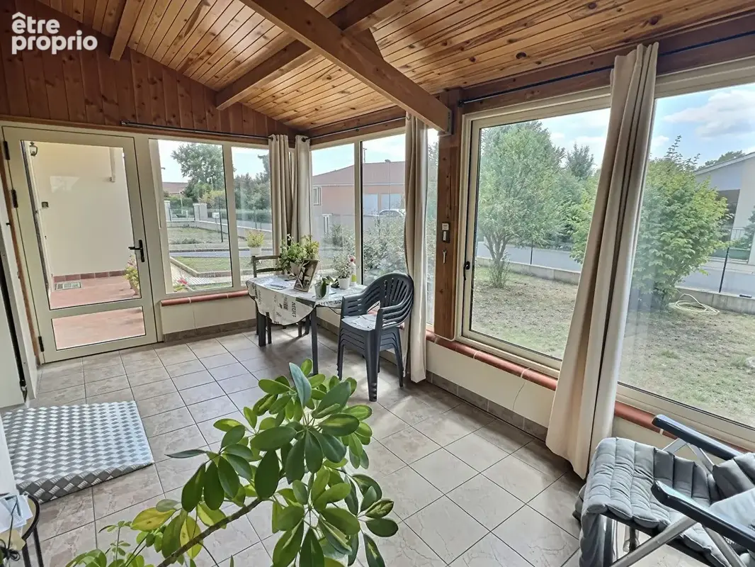 Située à Castelmoron-sur-Lot, au coeur d'un quartier calme et recherché, cette agréable maison de plain-pied développe une surfa - photo 3