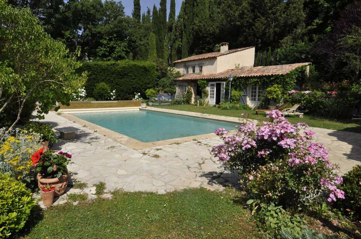 À Vendre  Propriété d'Exception avec Villa principale, Maison d'invité et Dépendance - photo 7