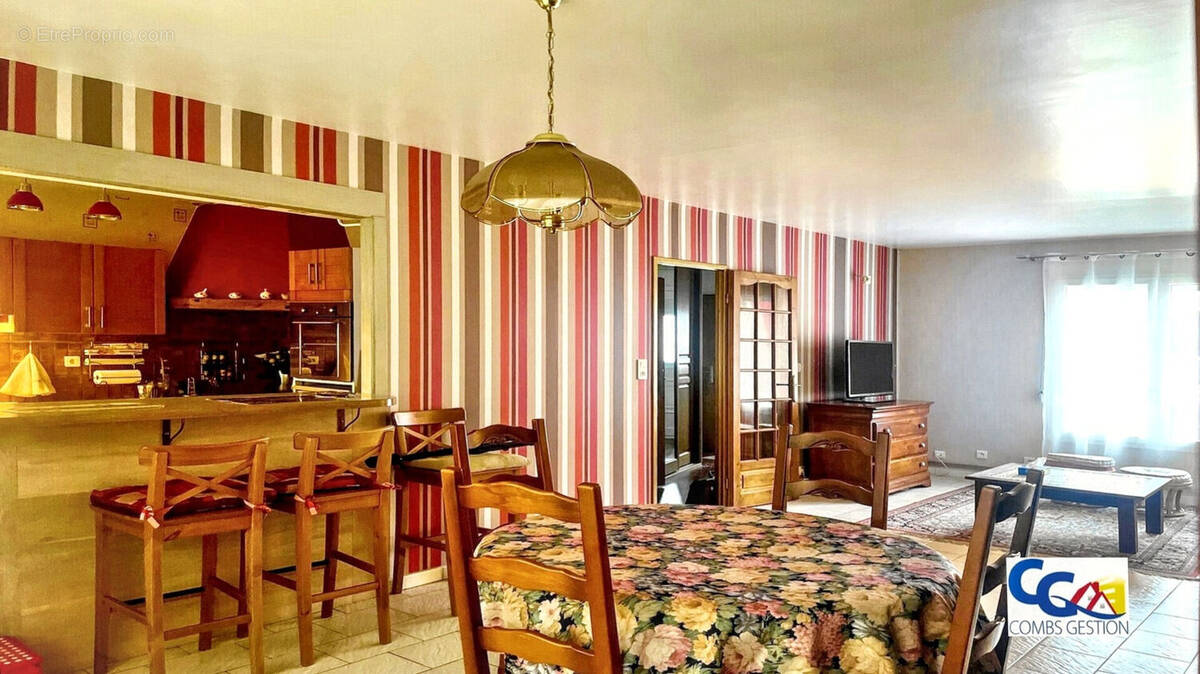 Maison à COMBS-LA-VILLE