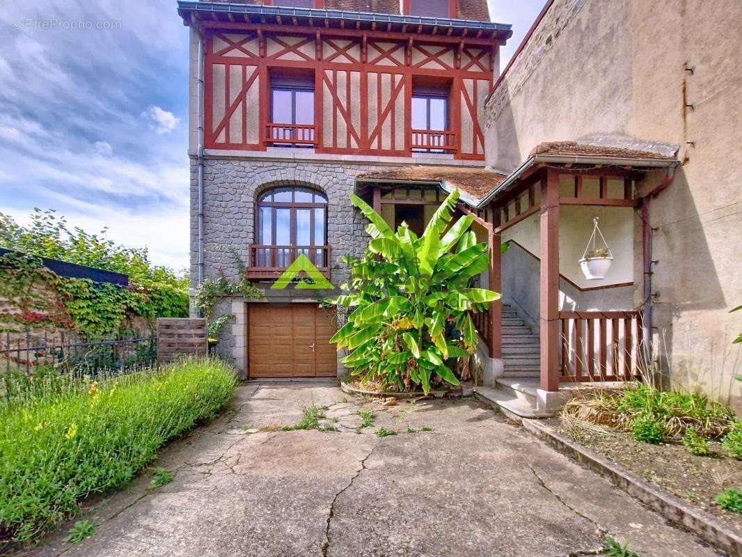 Maison à LA CELLE-DUNOISE