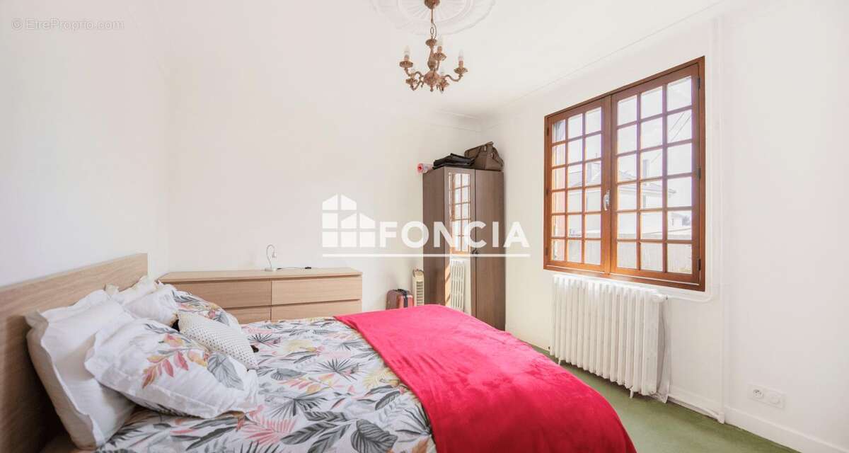 Maison à SAINT-JEAN-DE-LA-RUELLE