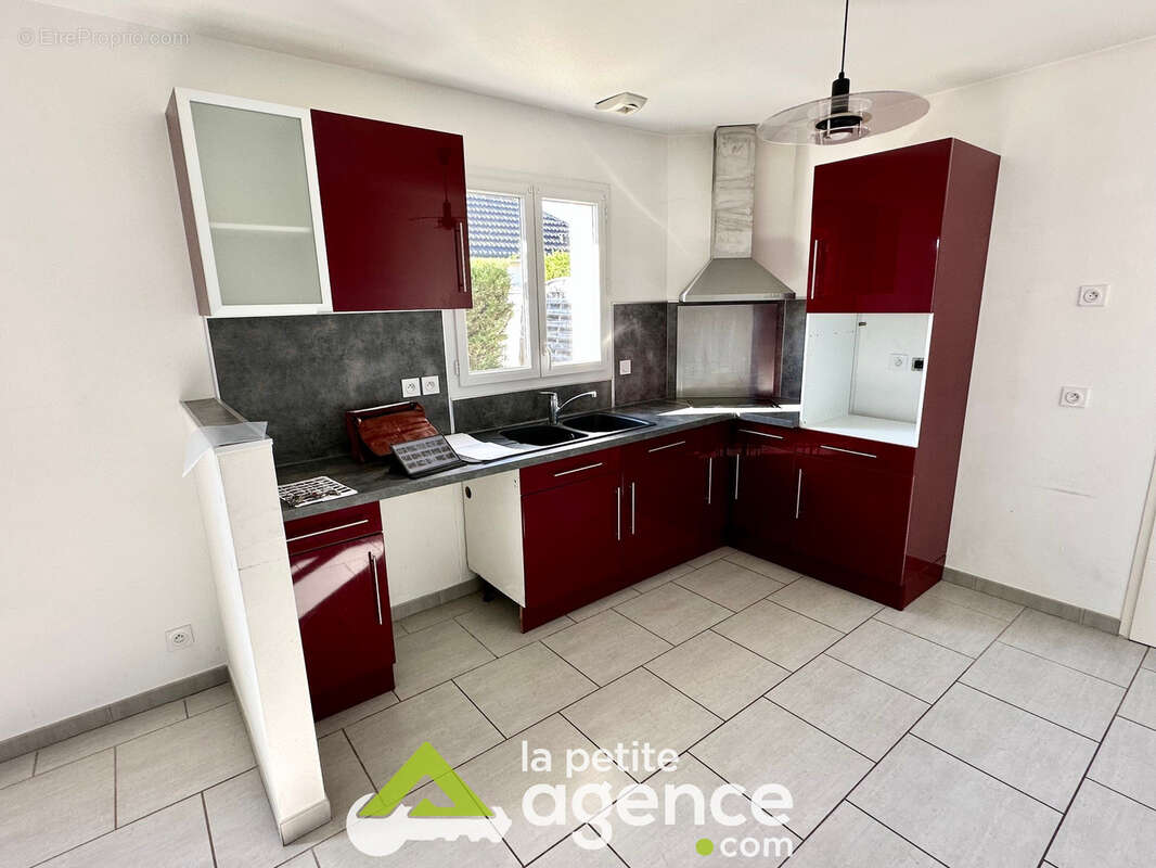 St Doulchard, vend pavillon type 5, 103 m2 habitable environ, jardin et garage - photo 5