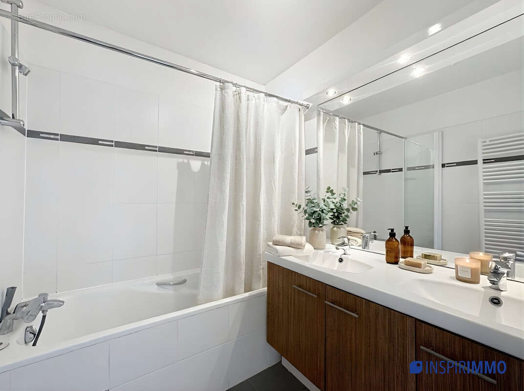 salle de bain - Appartement à SAINT-CYR-L&#039;ECOLE