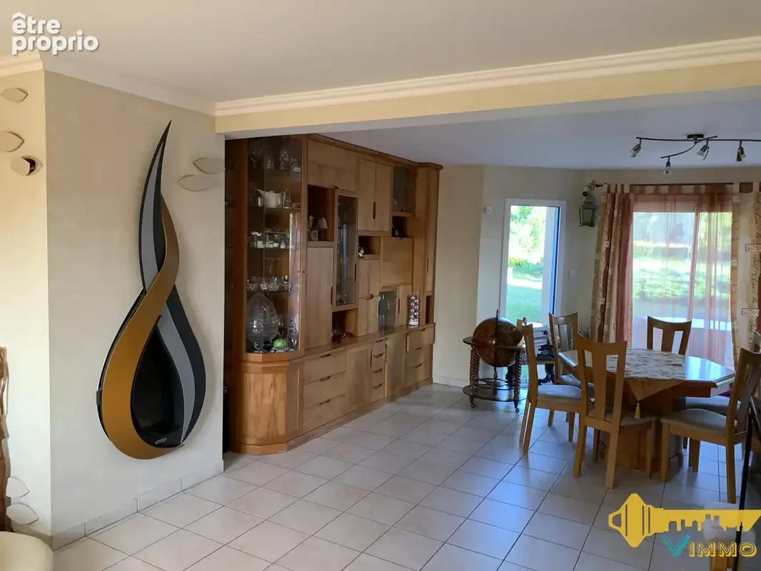 Maison familiale 4ch 1 bureau 1 salle Spa avec 2 garages et jardin - photo 3