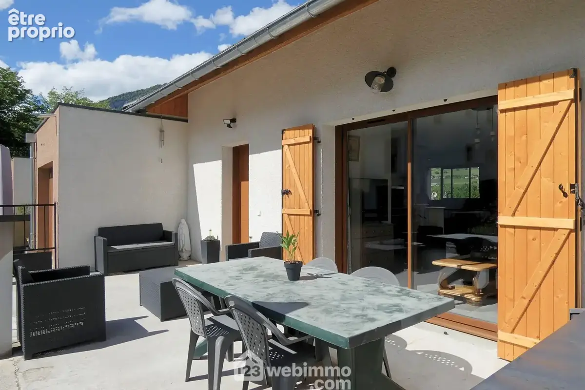 L'espace de vie bénéficie d?un accès direct aux extérieurs ou vous profiterez d?une terrasse bien exposée